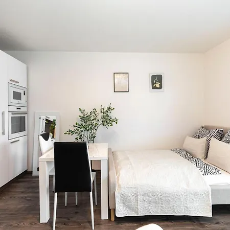 Alure Residences 14 & 24h Self Check-in, Private Parking In Front Of The Building Included, New Building, Center