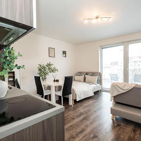 Alure Residences 14 & 24h Self Check-in, Private Parking In Front Of The Building Included, New Building, Center Apartmán