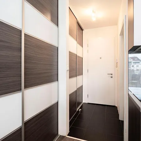 Alure Residences 14 & 24h Self Check-in, Private Parking In Front Of The Building Included, New Building, Center *