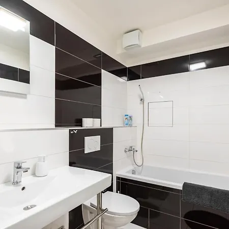 Alure Residences 14 & 24h Self Check-in, Private Parking In Front Of The Building Included, New Building, Center Banska Bystrica