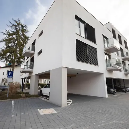 Alure Residences 14 & 24h Self Check-in, Private Parking In Front Of The Building Included, New Building, Center Apartment Banska Bystrica
